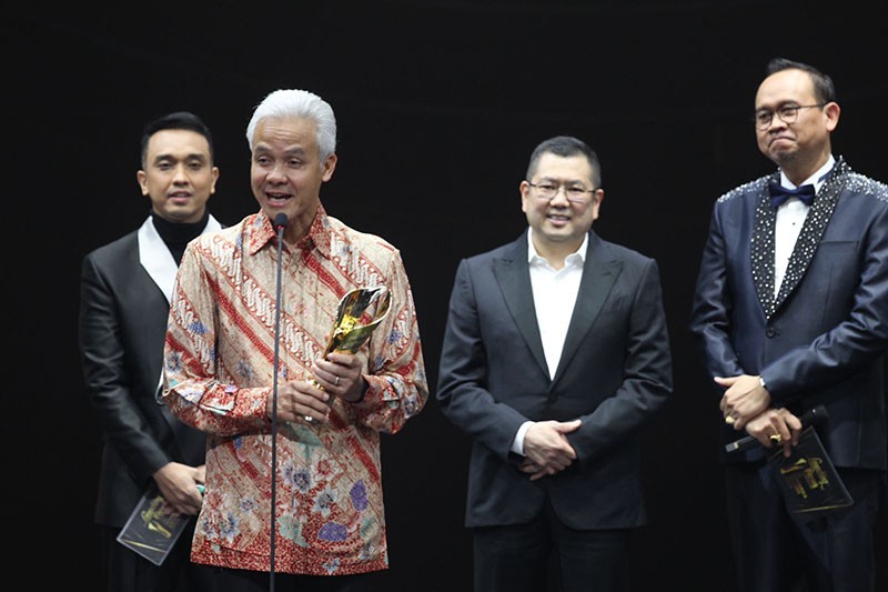 Momen Ganjar Pranowo Terima Penghargaan News Maker Indonesia Awards 2023 - Bagian 2