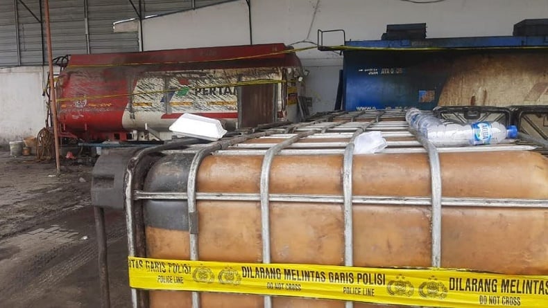 title Gudang BBM Ilegal di Deliserdang Digerebek Polda Sumut, Ditemukan 21 Ton Solar Gudang BBM Ilegal di Deliserdang Digerebek Polda Sumut, Ditemukan 21 Ton Solar