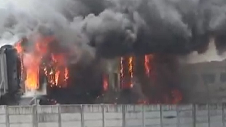 Penampakan 9 Gerbong Kereta Terbakar di Purwakarta, Api Berkobar Asap Hitam Tebal Membubung