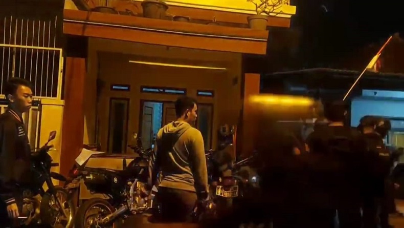Emak-emak di Tasikmalaya Ngamuk saat Polisi Gerebek Rumah Peracik Miras Oplosan
