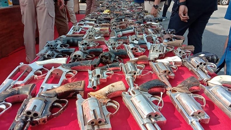Polda Lampung Musnahkan 566 Senpi Ilegal Berbagai Jenis, Termasuk 295 Amunisi