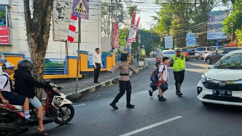 Sambut Hari Jadi ke-75, Ratusan Polwan Polda Sulut Turun ke Jalan Atur Lalin