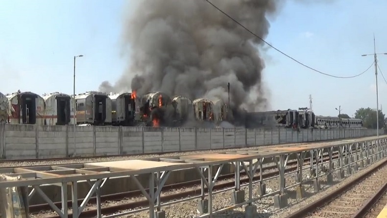 9 Gerbong Kereta Api Bekas Hangus Terbakar di Stasiun Purwakarta 