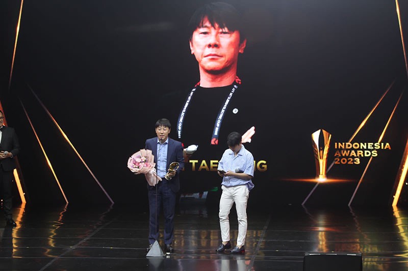Senyum Shin Tae-yong Raih Penghargaan Pelatih Terfavorit Indonesia Awards 2023 - Bagian 4