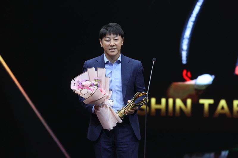 Senyum Shin Tae-yong Raih Penghargaan Pelatih Terfavorit Indonesia Awards 2023 - Bagian 2