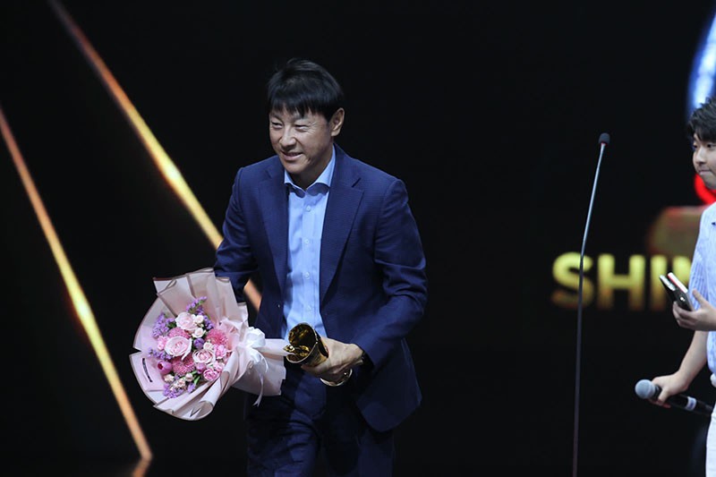 Senyum Shin Tae-yong Raih Penghargaan Pelatih Terfavorit Indonesia Awards 2023 - Bagian 1