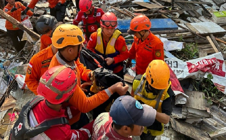 Korban Rumah Ambruk di Tepian Sungai Kapuas Pontianak Ditemukan Tewas