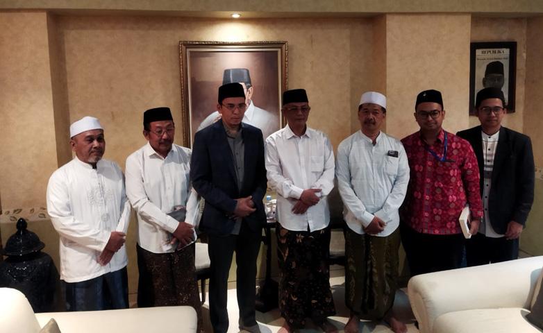  Momen TGB dan Anak KH Hasyim Muzadi Tukar Buku Bertanda Tangan sebagai Suvenir 