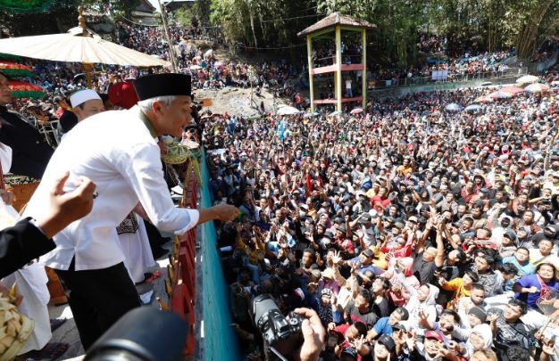 Hadiri Tradisi Ya Qowiyyu, Ganjar Sebar 6,6 Ton Kue Apem ke Ribuan Warga Klaten