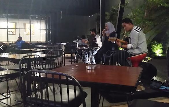 Menjelajahi Dunia Malam: Rekomendasi Tempat Nongkrong dengan Live Music yang Memikat
