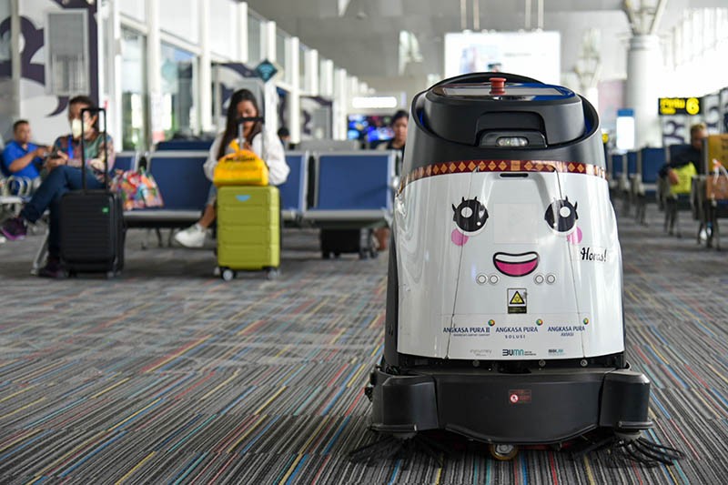 Butet Si Robot Pintar Keliling Bandara Kualanamu, Ini Tugasnya - Bagian 1