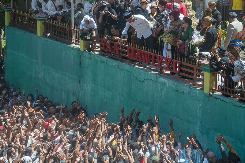 Ribuan Warga Sambut Ganjar saat Menghadiri Tradisi Sebaran Apem Yaa Qawiyyu di Klaten - Bagian 1