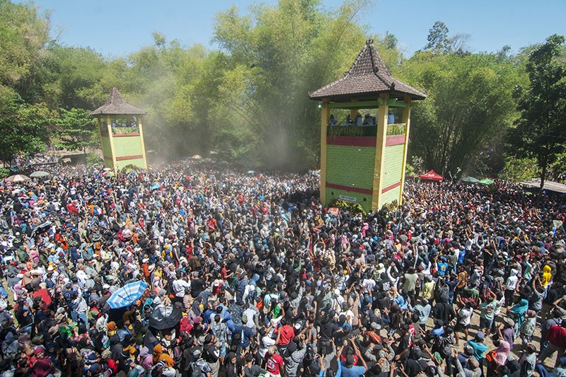 Ribuan Warga Sambut Ganjar saat Menghadiri Tradisi Sebaran Apem Yaa Qawiyyu di Klaten - Bagian 3