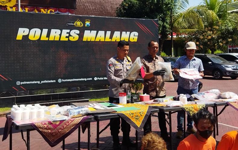title Tanam Ganja di Belakang Rumah, Warga Malang Ditangkap Polisi Tanam Ganja di Belakang Rumah, Warga Malang Ditangkap Polisi