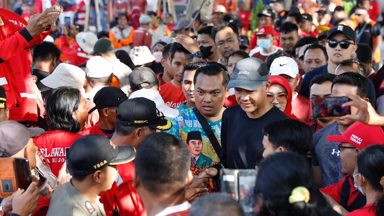 Ganjar Pranowo Disambut Ribuan Warga Berkaus Thanks To Pak Ganjar saat Buka Jalan Sehat di Klaten