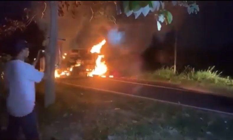 Kecelakaan Maut di Bone, Mobil Pikap Pasutri Terbalik dan Terbakar, 1 Tewas 