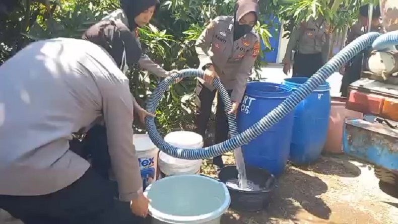 Hut ke-75 Polwan, Polisi Wanita di Majalengka Bagikan 10.000 Liter Air Bersih