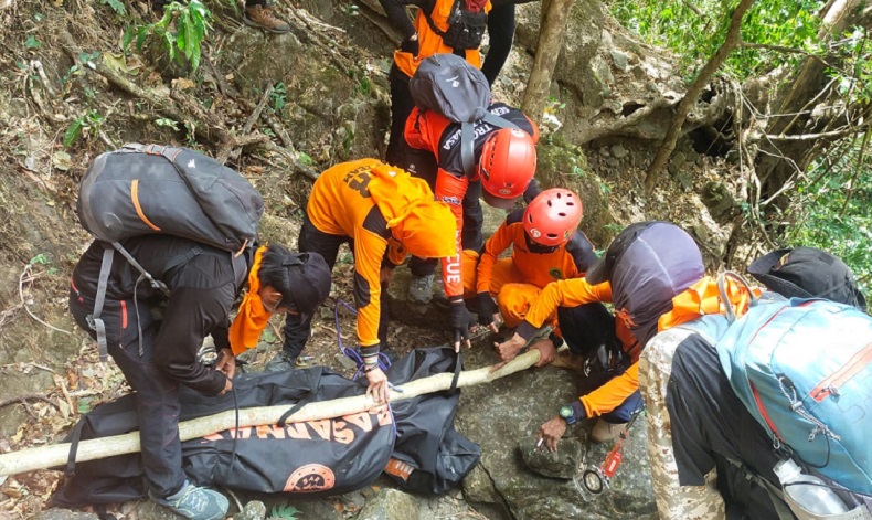 title Pendaki Hilang di Gunung Bulu Sonrongan Ditemukan Tewas dalam Jurang 100 Meter  Pendaki Hilang di Gunung Bulu Sonrongan Ditemukan Tewas dalam Jurang 100 Meter