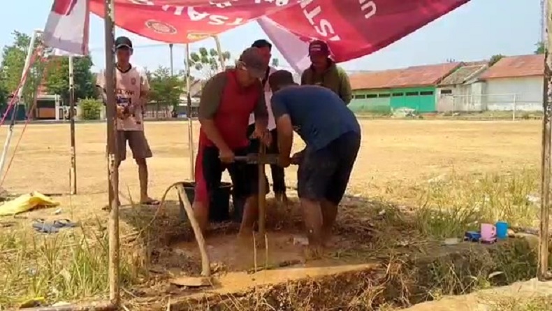 title Berkah Kekeringan bagi Penggali Sumur di Cirebon, Upah Ratusan Juta Sebulan Berkah Kekeringan bagi Penggali Sumur di Cirebon, Upah Ratusan Juta Sebulan