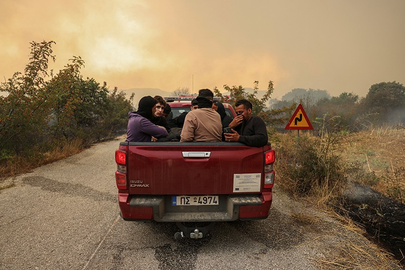 Kebakaran Lahan di Yunani Meluas, Para Imigran Tak Punya Rumah Dievakuasi - Bagian 3