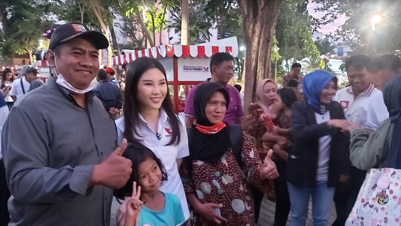 Tiba di Acara Makan Gratis Gerobak Perindo, Angela Tanoesoedibjo Diajak Foto Bersama Warga