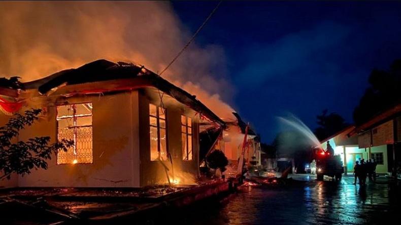 title Kantor Kemenag Jayapura Terbakar, Penyebab Api Masih Diselidiki Kantor Kemenag Jayapura Terbakar, Penyebab Api Masih Diselidiki