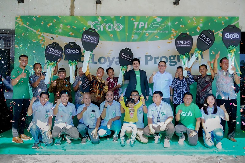 Setia Pangkal Rejeki, Ratusan Mitra Pengemudi Grab Dapat Mobil  - Bagian 1