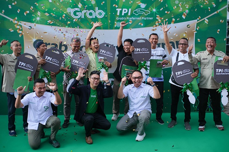 Setia Pangkal Rejeki, Ratusan Mitra Pengemudi Grab Dapat Mobil  - Bagian 2