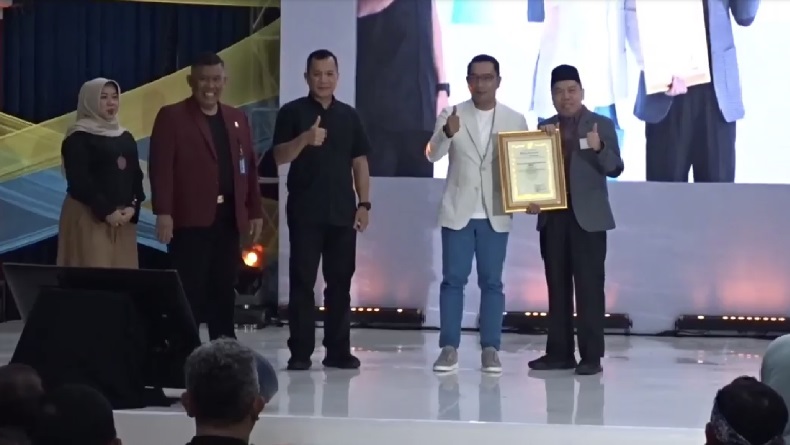 title 3.206 Desa Sadar Hukum, Ridwan Kamil Dianugerahi Anubhawa Sasana oleh Kemenkumham 3.206 Desa Sadar Hukum, Ridwan Kamil Dianugerahi Anubhawa Sasana oleh Kemenkumham