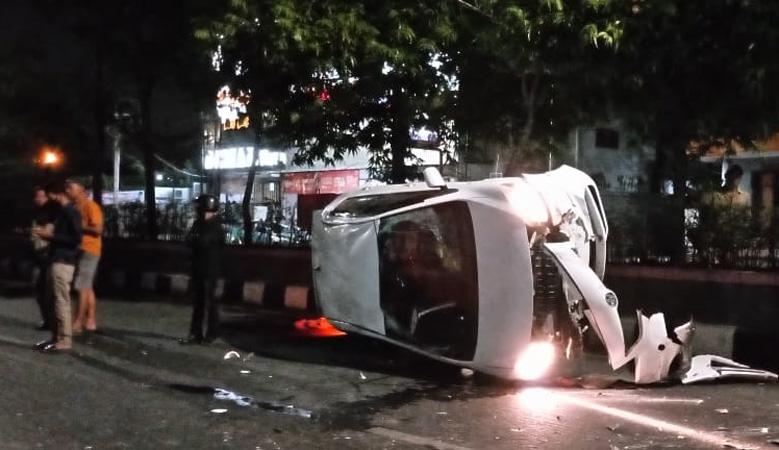 title Kecelakaan Tabrak Lari di Semarang, Mobil Vios Berisi Sekeluarga Terguling dan Hancur Kecelakaan Tabrak Lari di Semarang, Mobil Vios Berisi Sekeluarga Terguling dan Hancur
