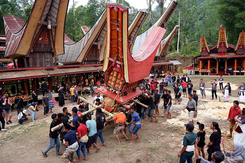 Prosesi Pemakaman Adat Toraja, Jenazah Diarak Menuju Liang Kubur - Bagian 1