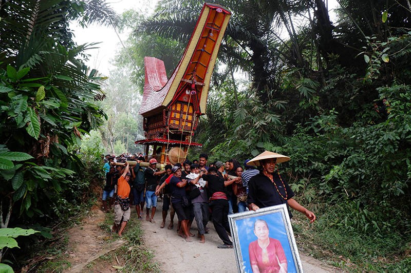 Prosesi Pemakaman Adat Toraja, Jenazah Diarak Menuju Liang Kubur - Bagian 3