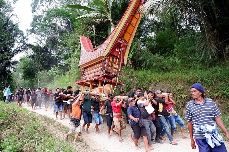 Prosesi Pemakaman Adat Toraja, Jenazah Diarak Menuju Liang Kubur - Bagian 2