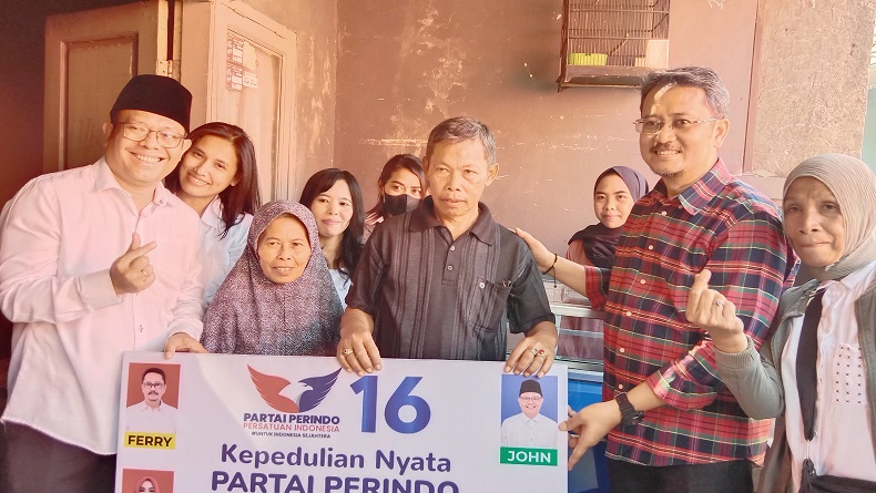 title Pedagang Makanan Keliling di Bandung Tak Percaya Diperhatikan Partai Perindo Pedagang Makanan Keliling di Bandung Tak Percaya Diperhatikan Partai Perindo