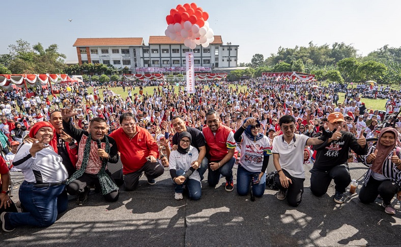 10.000 Pendukung Ganjar Pranowo Meriahkan Festival Merah Putih di Lapangan Jeruk Surabaya