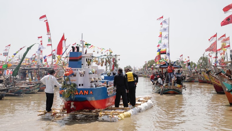 Relawan Ganjar Ramaikan Pesta Laut di Cirebon, Dukung Pelestarian Tradisi dan Budaya