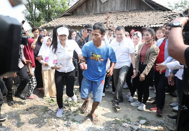 Momen Haru Pencari Ikan Peluk HT usai Dapat Uang Kaget dan Bedah Rumah - Bagian 4