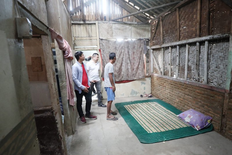 Momen Haru Pencari Ikan Peluk HT usai Dapat Uang Kaget dan Bedah Rumah - Bagian 5