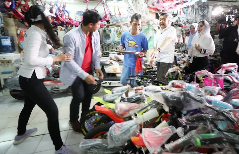 Momen Haru Pencari Ikan Peluk HT usai Dapat Uang Kaget dan Bedah Rumah - Bagian 3