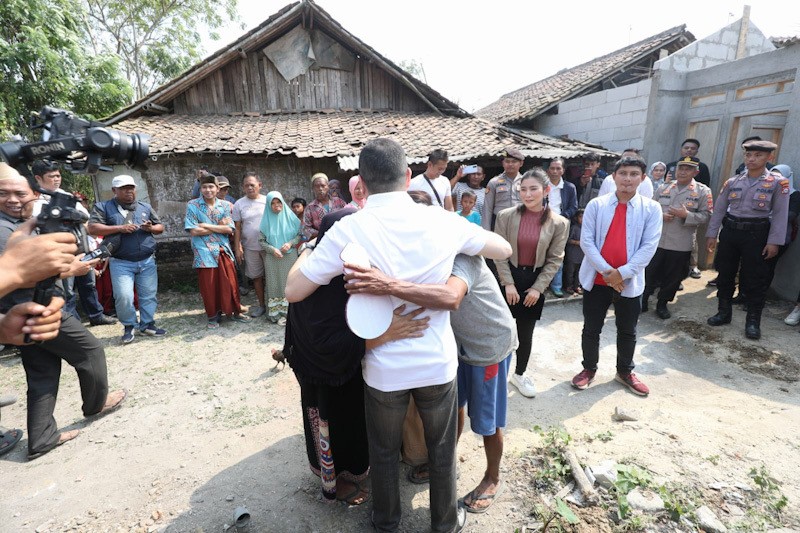 Momen Haru Pencari Ikan Peluk HT usai Dapat Uang Kaget dan Bedah Rumah - Bagian 1