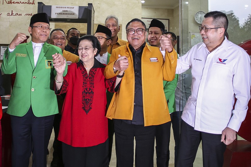 Solid, Ketum Parpol Pendukung Ganjar Pranowo Bergandengan Tangan - Bagian 1