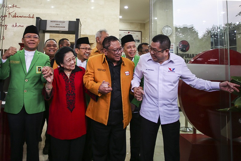 Solid, Ketum Parpol Pendukung Ganjar Pranowo Bergandengan Tangan - Bagian 2