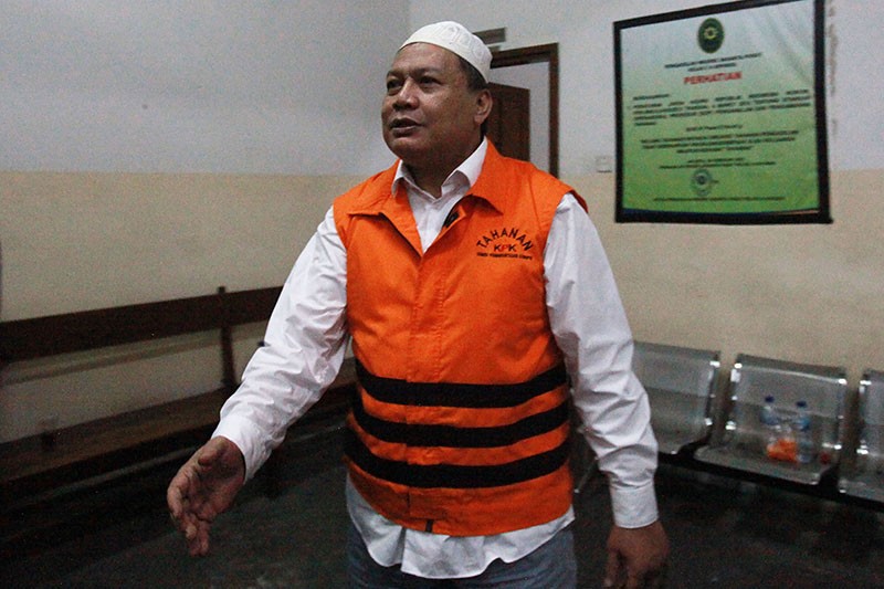 Tampang AKBP Bambang Kayun Acungkan Jempol usai Divonis 6 Tahun Penjara - Bagian 2
