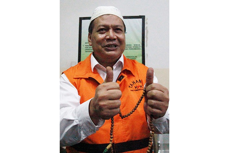 Tampang AKBP Bambang Kayun Acungkan Jempol usai Divonis 6 Tahun Penjara - Bagian 1