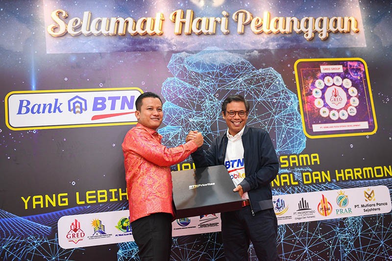 Direksi Bank BTN Terjun Langsung Layani Nasabah - Bagian 5