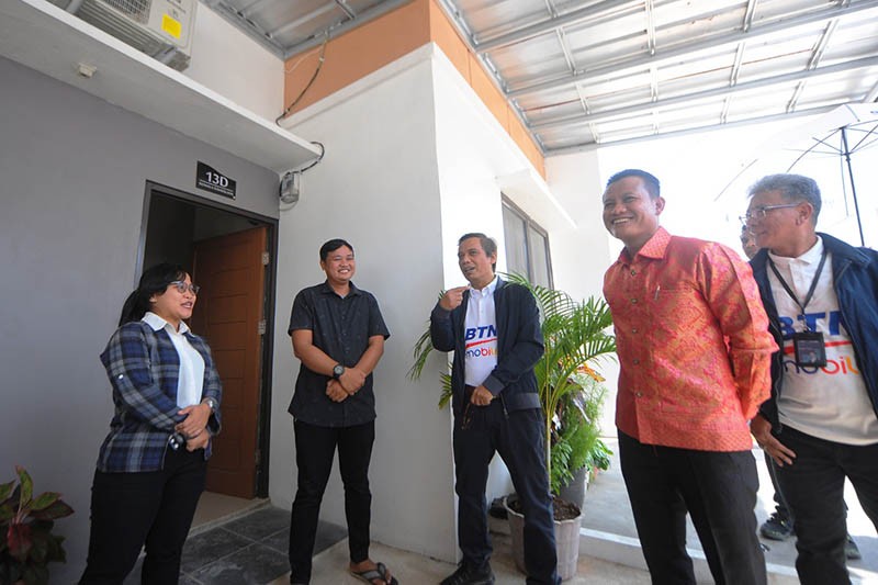 Direksi Bank BTN Terjun Langsung Layani Nasabah - Bagian 2