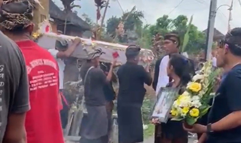 3 Korban Tewas Lift Jatuh di Ubud Dimakamkan, Keluarga Gelar Upacara Ngulapin
