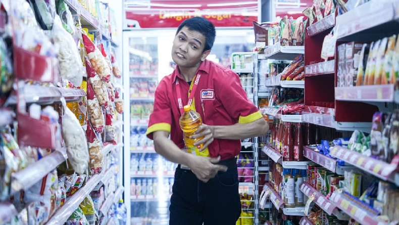 Kisah Disabilitas Pegawai Minimarket di Majalengka Berjuang Nafkahi Ibu, Ditinggal Ayah sejak Bayi