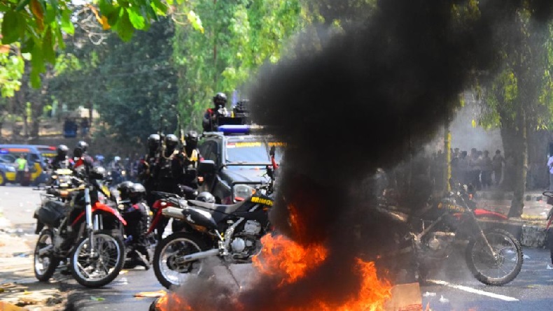 Pengunjuk Rasa Anarkistis di Depan Gedung DPRD Sukabumi Dipukul Mundur Brimob