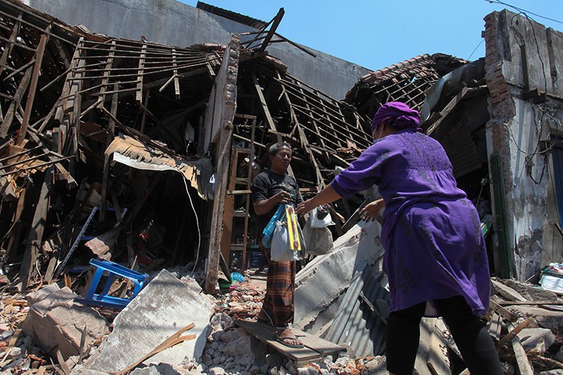 Toko Suku Cadang Sepeda Motor di Surabaya Ambruk - Bagian 2